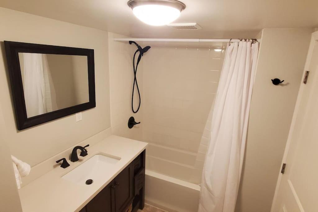 Luxury Dt Cottage - Free Parking - Self Check-In Анкъридж Екстериор снимка